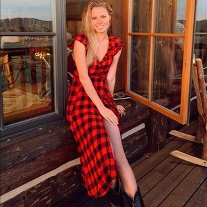 Adorable checkered dress with high slit ✨
